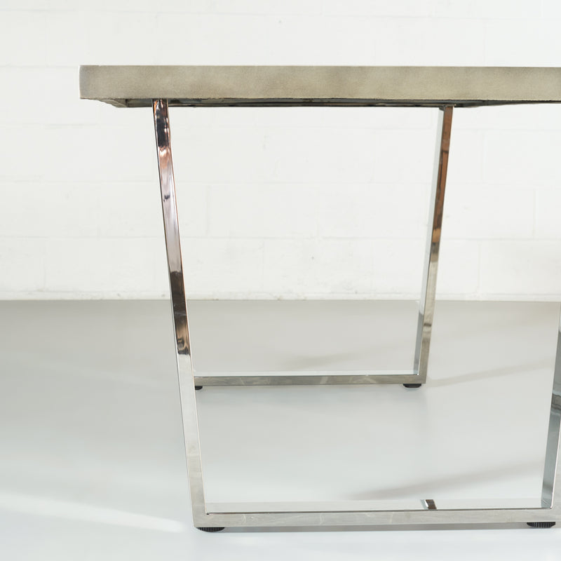VERONA - Table de salle à manger en béton gris avec pieds en U chromés