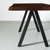 Table en bois massif d'acacia avec pieds pyramidaux noirs/noyer miel