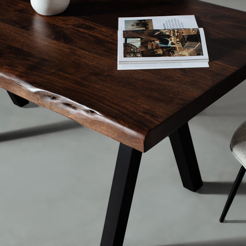 Table en bois massif d'acacia avec pieds pyramidaux noirs/noyer miel