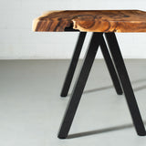 Table Suar en bois massif avec pieds pyramidaux noirs/couleur naturelle