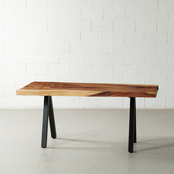 Table Suar en bois massif avec pieds pyramidaux noirs/couleur naturelle