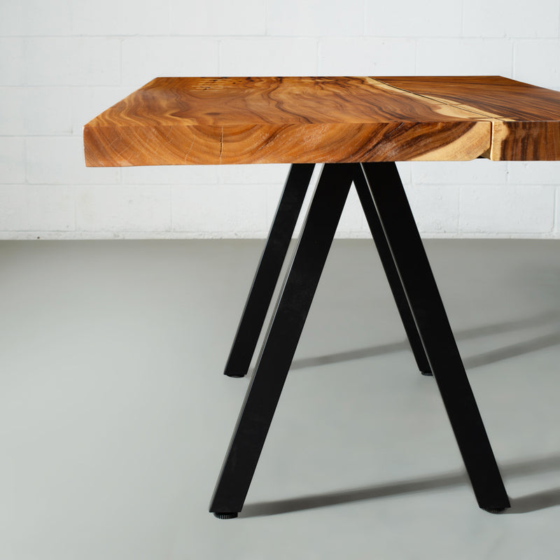 Table à coupe droite en bois massif Suar avec pieds pyramidaux noirs/couleur naturelle
