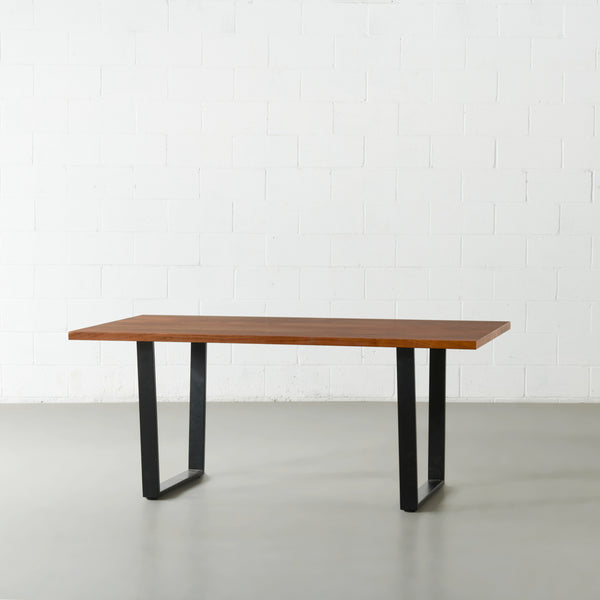 DANTON - Table en acacia à bord droit avec plateau de 3,5 cm d'épaisseur et pieds en U noirs