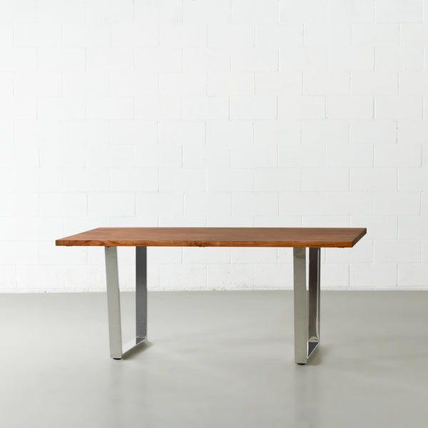 DANTON - Table en acacia à bord droit avec plateau de 3,5 cm d'épaisseur et pieds en U chromés