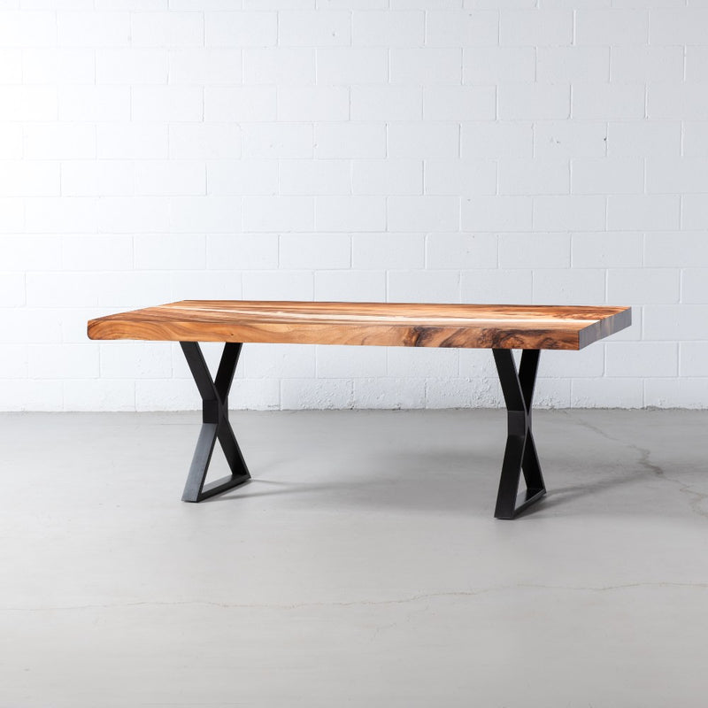 table en bois de Suar à coupe droite avec pieds X noirs/naturel