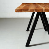 Table en bois massif d'acacia avec pieds noirs en forme de pyramide/couleur naturelle