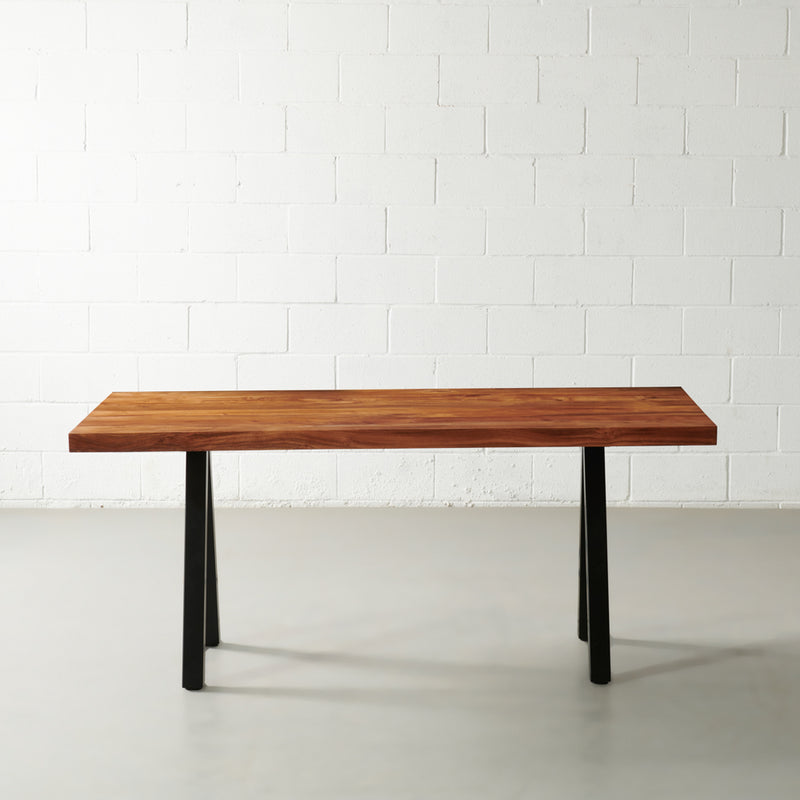 Table à coupe droite en bois massif d'acacia avec pieds pyramidaux noirs/couleur naturelle