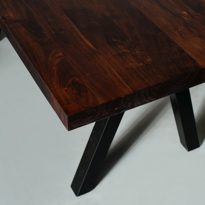 Table à coupe droite en bois massif d'acacia avec pieds pyramidaux noirs/noyer miel