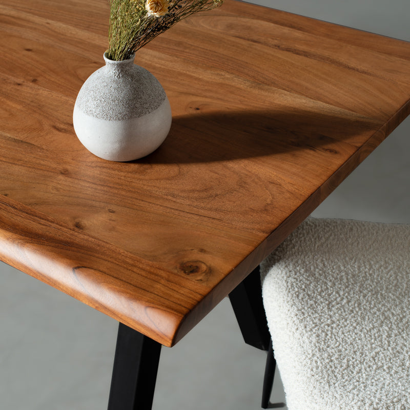 DANTON - Table en acacia avec plateau de 3,5 cm d'épaisseur et pieds pyramidaux noirs