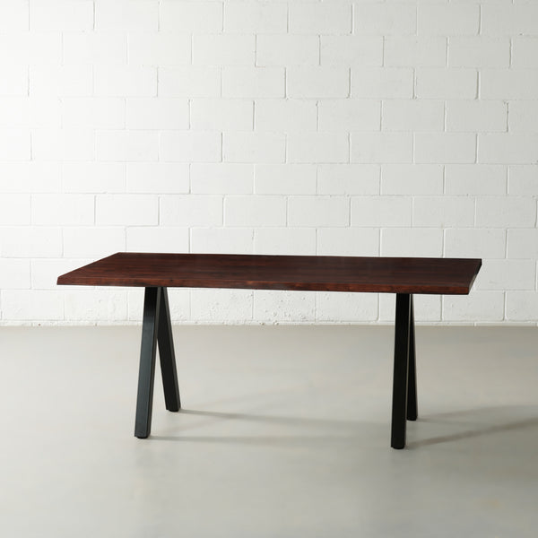 TIMOR - Table en acacia avec plateau de 3,5 cm d'épaisseur et pieds pyramidaux noirs