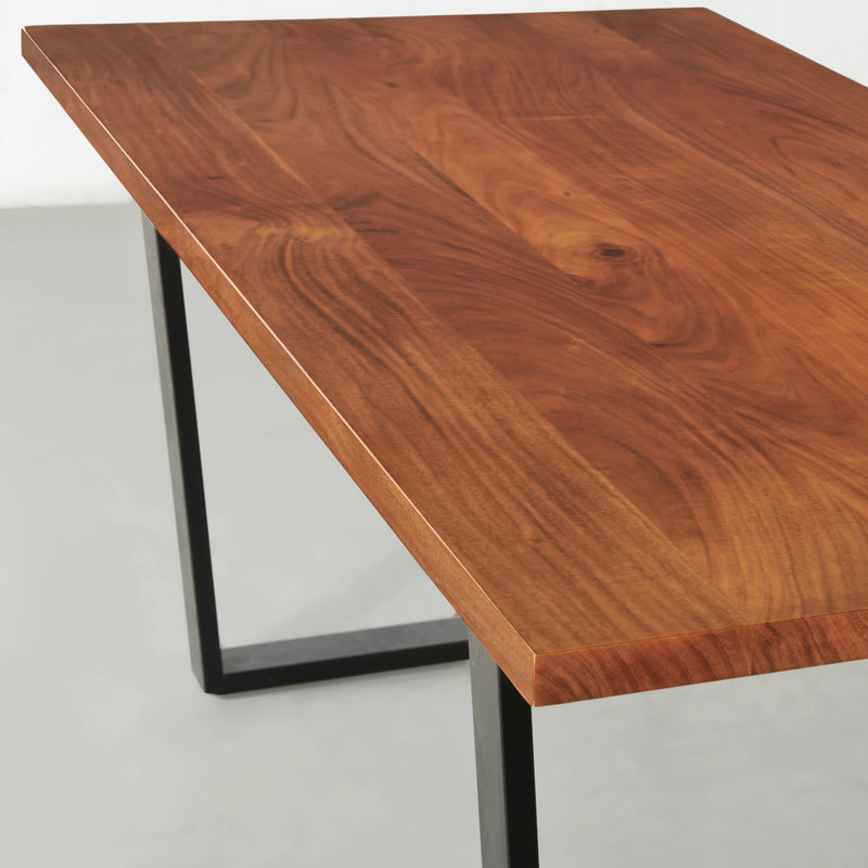 DANTON - Table en acacia à bord droit avec plateau de 3,5 cm d'épaisseur et pieds en U noirs