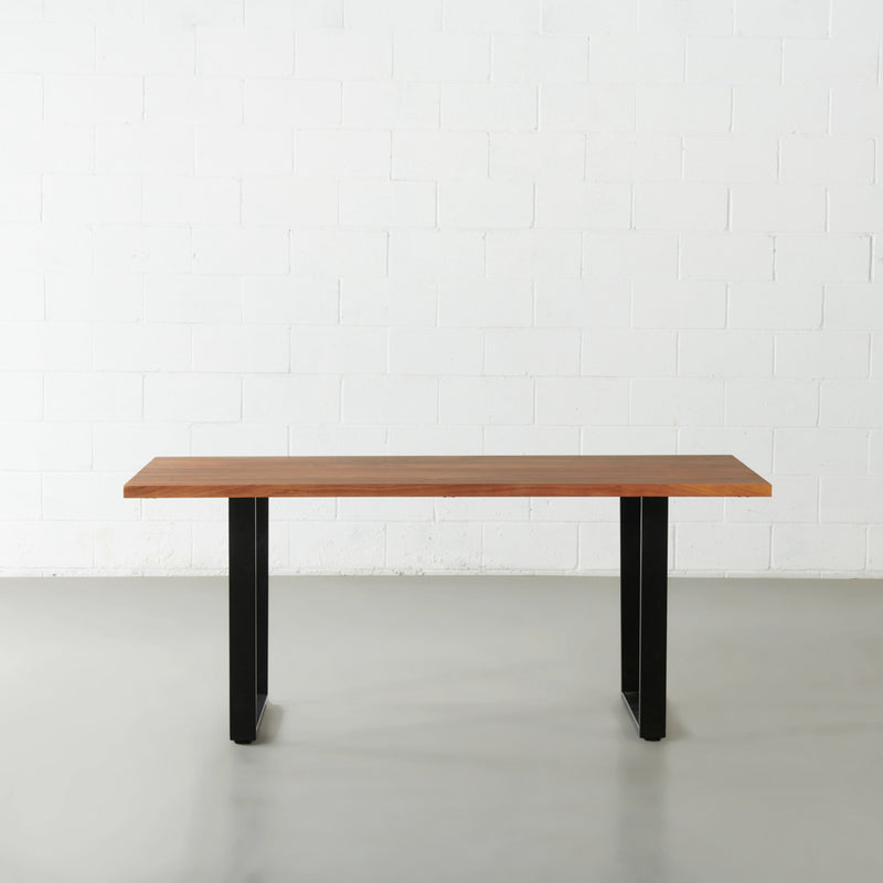 DANTON - Table en acacia à bord droit avec plateau de 3,5 cm d'épaisseur et pieds en U noirs