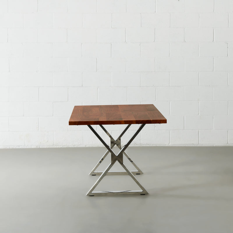 DANTON - Table en acacia à bord droit avec plateau de 3,5 cm d'épaisseur et pieds en X chromés