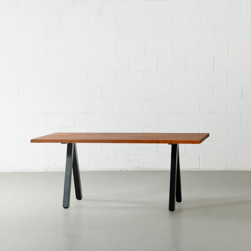 DANTON - Table en acacia à bord droit avec plateau de 3,5 cm d'épaisseur et pieds pyramides noirs