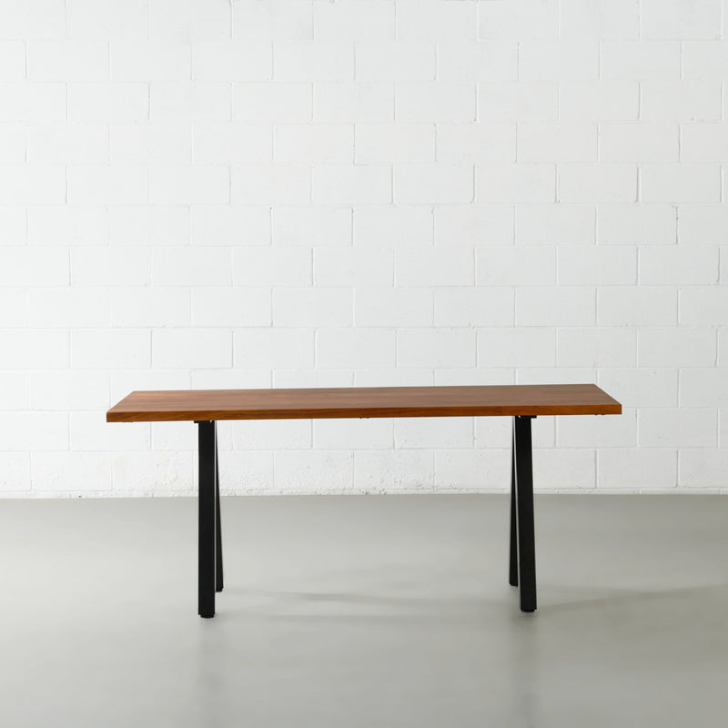 DANTON - Table en acacia à bord droit avec plateau de 3,5 cm d'épaisseur et pieds pyramides noirs