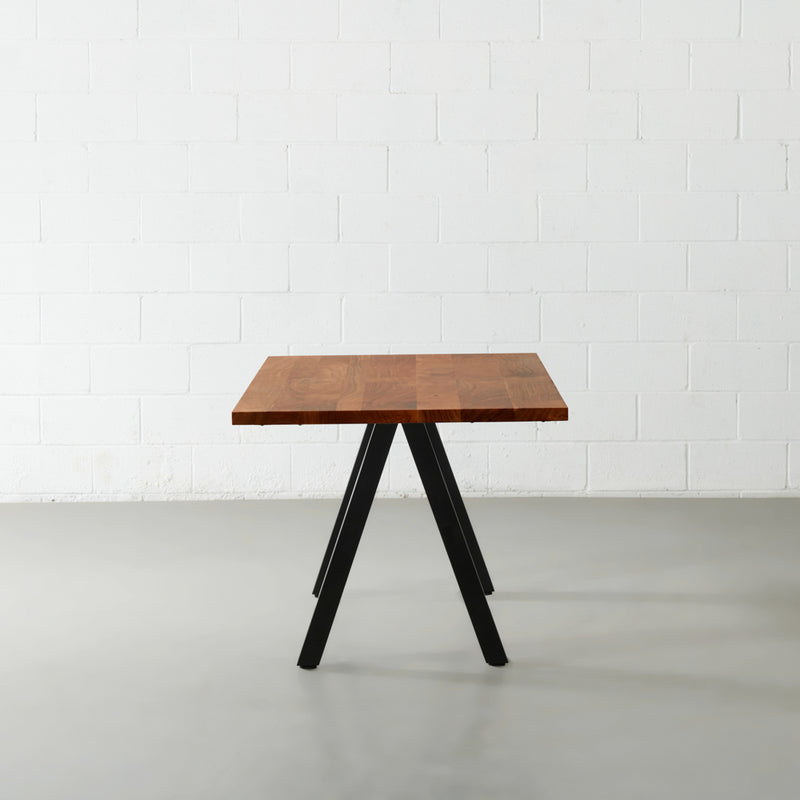 DANTON - Table en acacia à bord droit avec plateau de 3,5 cm d'épaisseur et pieds pyramides noirs