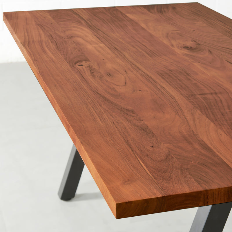 DANTON - Table en acacia à bord droit avec plateau de 3,5 cm d'épaisseur et pieds pyramides noirs