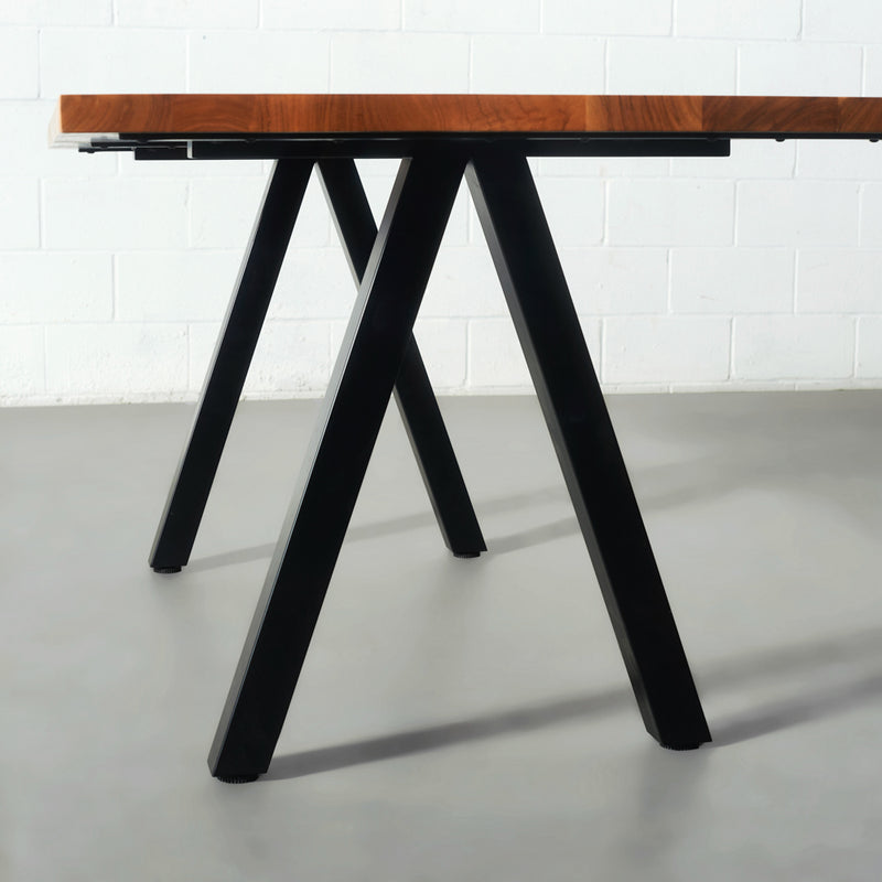 DANTON - Table en acacia à bord droit avec plateau de 3,5 cm d'épaisseur et pieds pyramides noirs