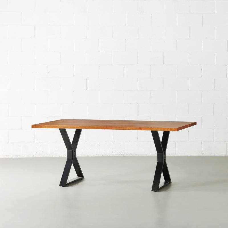 DANTON - Table en acacia à bord droit avec plateau de 3,5 cm d'épaisseur et pieds en X noirs