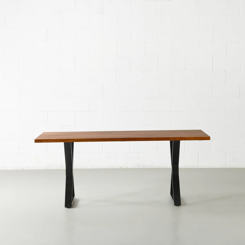 DANTON - Table en acacia à bord droit avec plateau de 3,5 cm d'épaisseur et pieds en X noirs