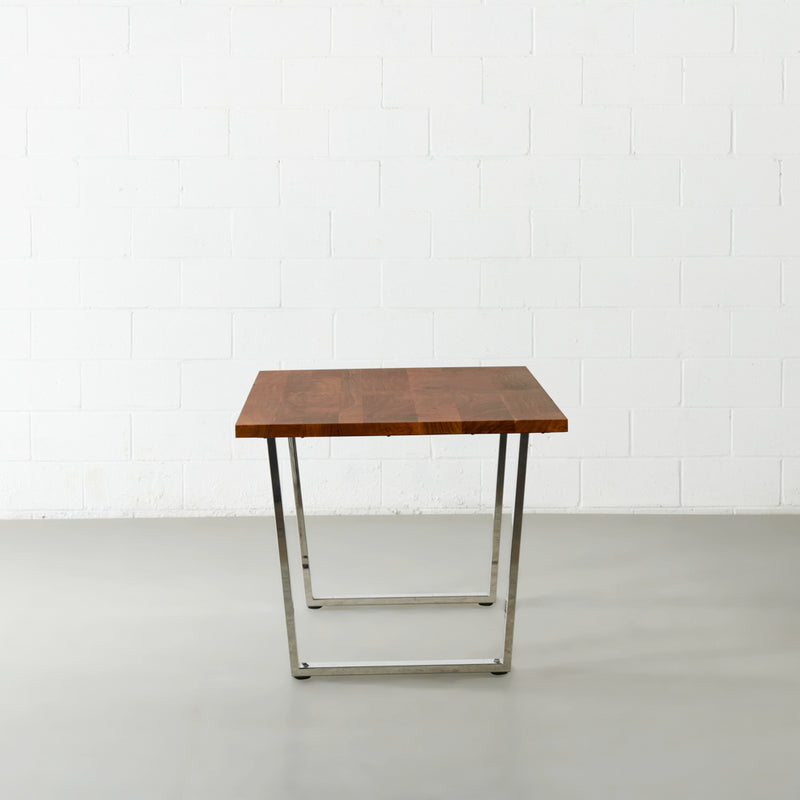 DANTON - Table en acacia à bord droit avec plateau de 3,5 cm d'épaisseur et pieds en U chromés