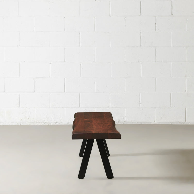 Banc en acacia avec pieds noirs en forme de pyramide/couleur miel