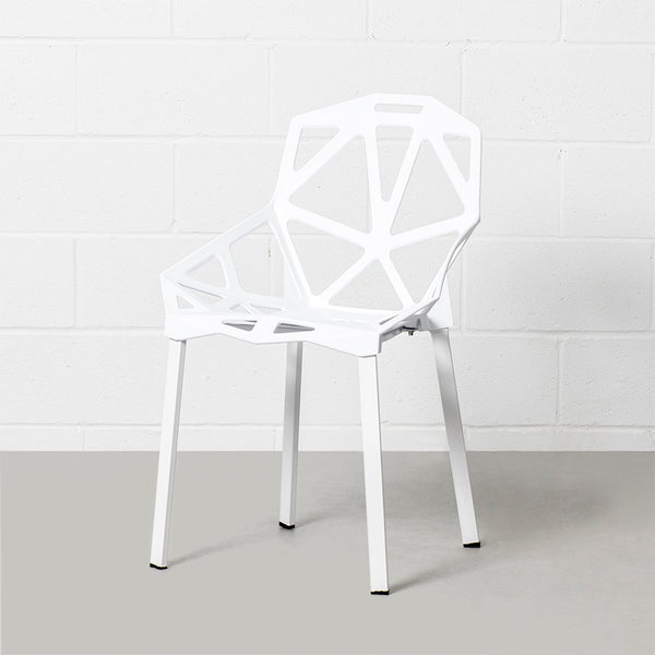 chaise géométrique blanche