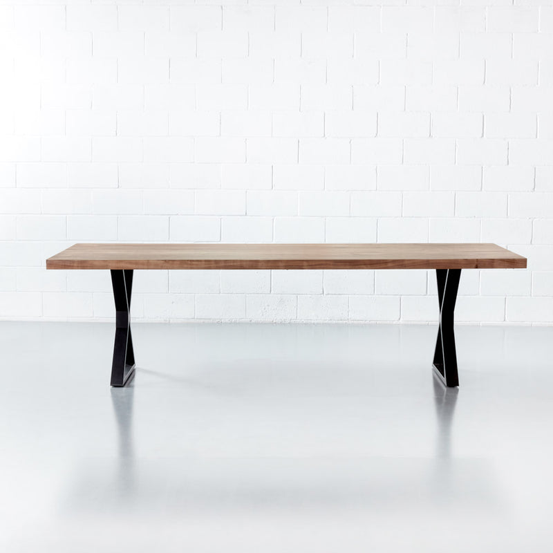 table de salle à manger en bois d'Acacia à coupe droite avec pieds X noirs / naturel