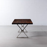 table de salle à manger en bois d'Acacia à coupe droite avec pieds X chromés / miel et noyer