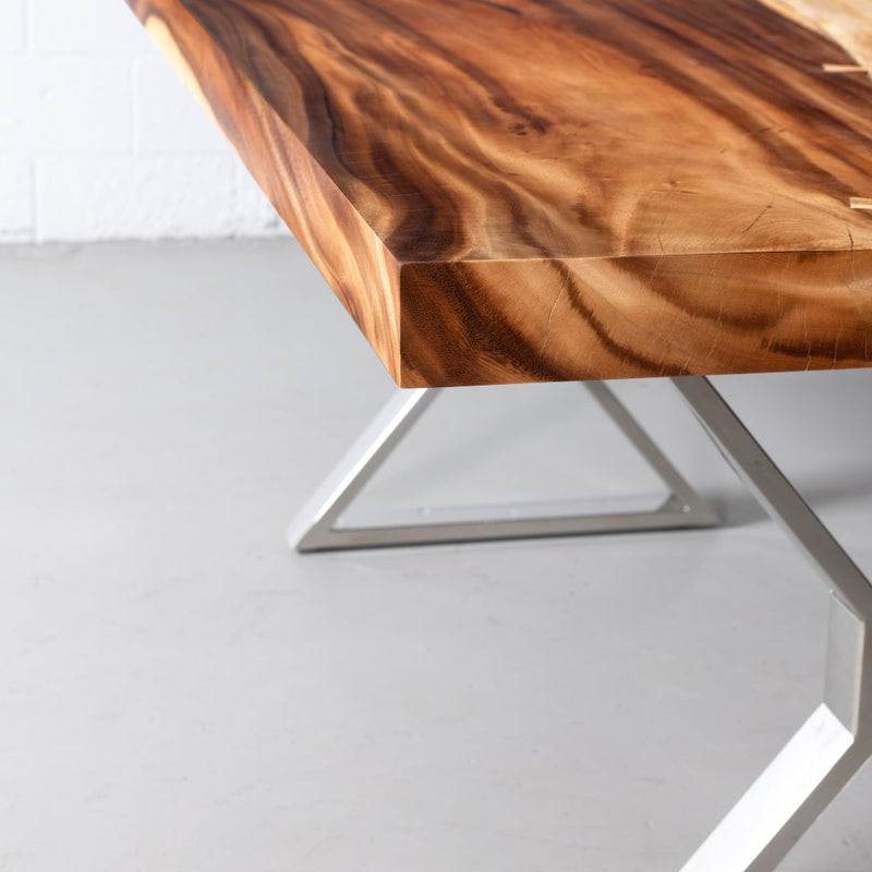 table en bois de Suar à coupe droite avec pieds X chromés/naturel
