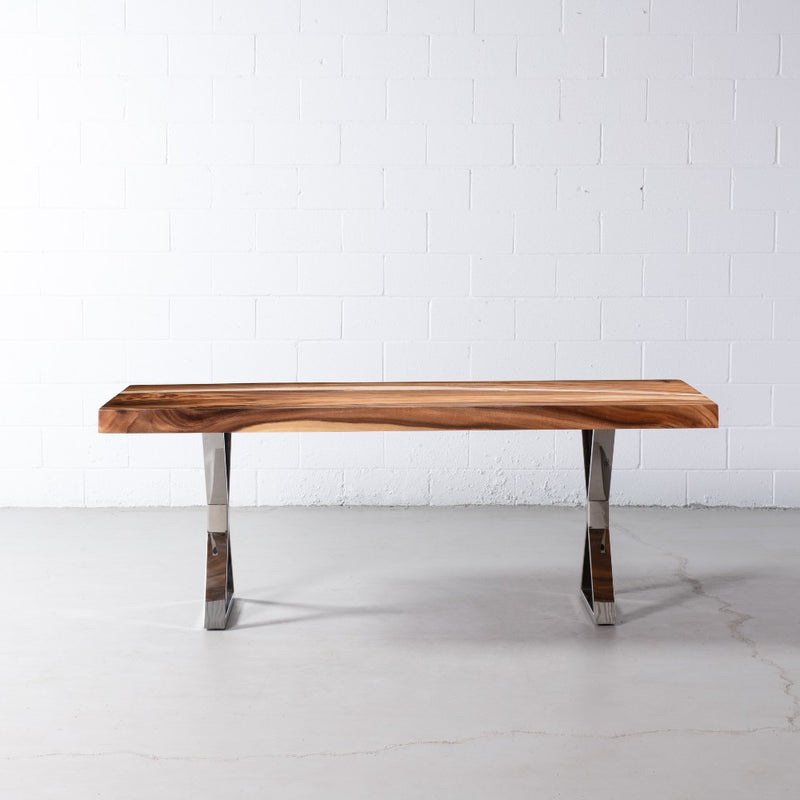 table en bois de Suar à coupe droite avec pieds X chromés/naturel